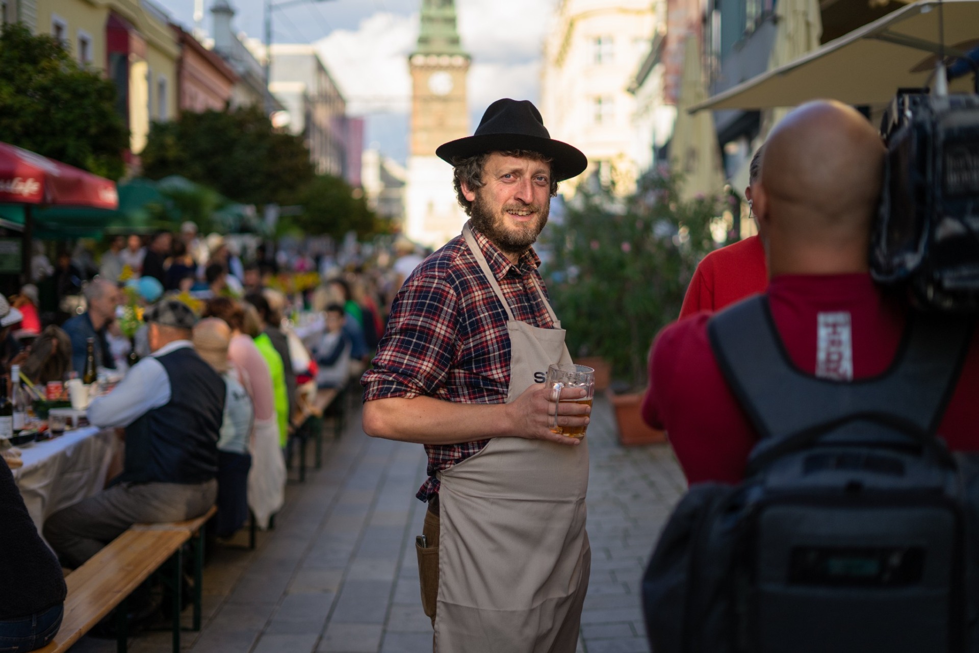 Fotografie 2 projektu STŮL NA MÍRU v Pardubicích