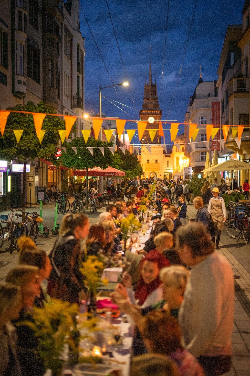 Fotografie 17 projektu STŮL NA MÍRU v Pardubicích